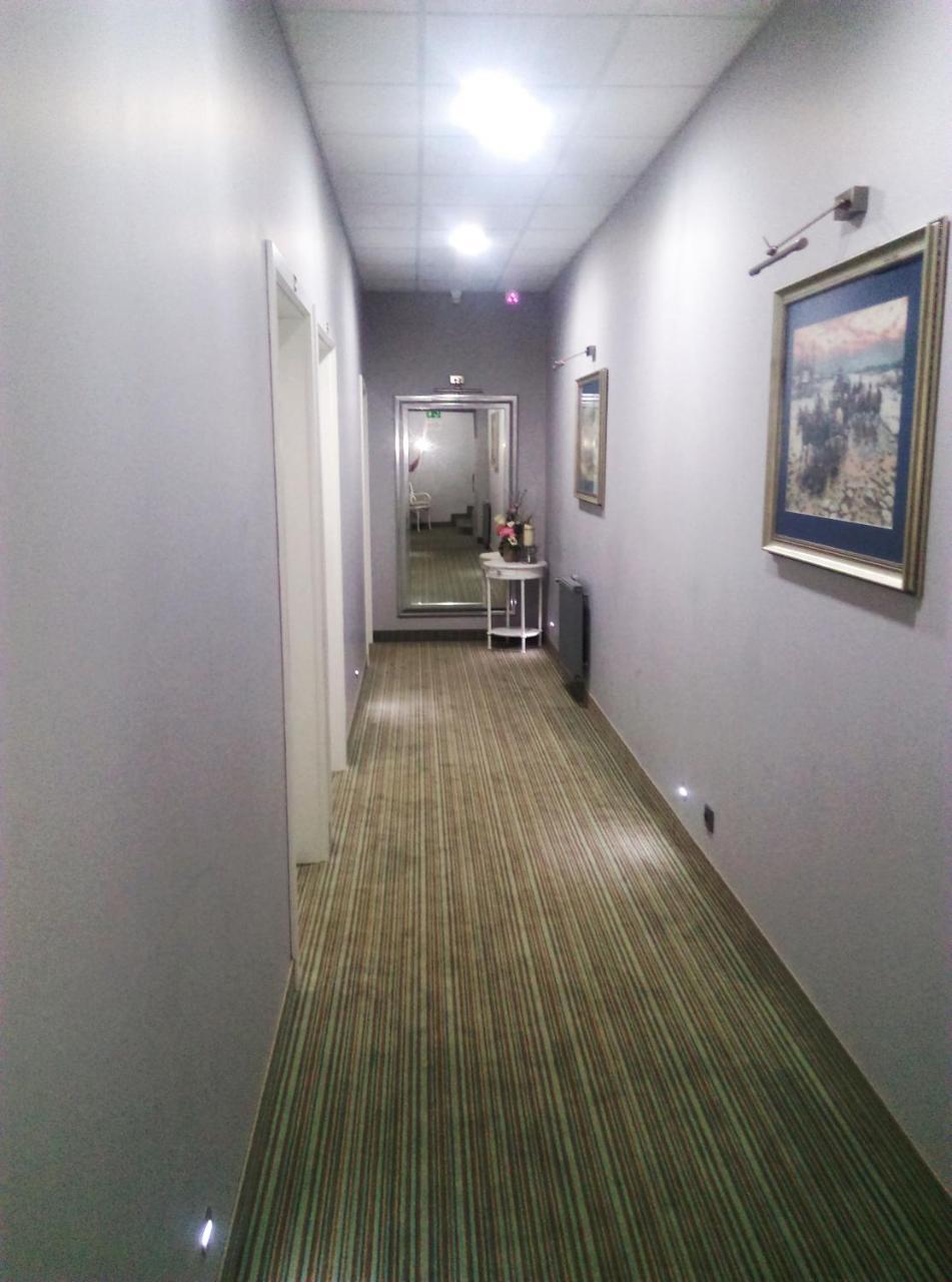 Hotel Ajax Janki Dış mekan fotoğraf